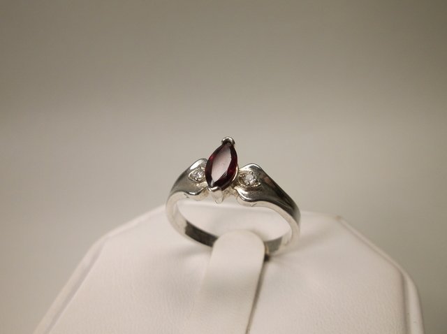 Beautiful Sterling Silver Garnet Ring 8 (1 of 1)