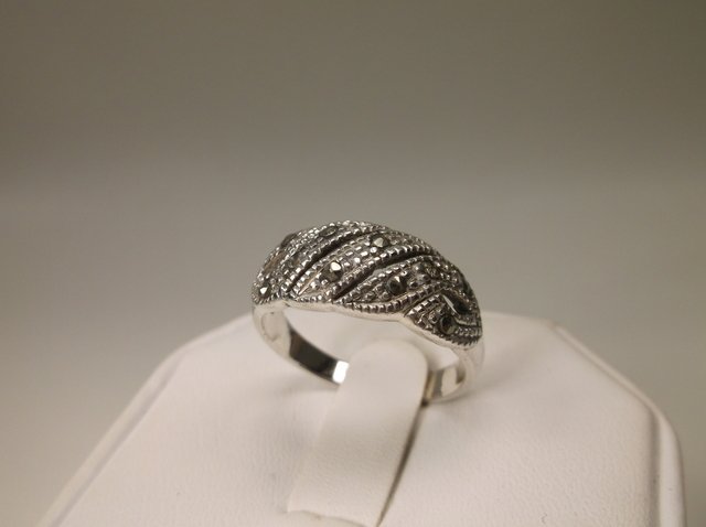 Beautiful Sterling Silver Marcasite Ring 8.5: .