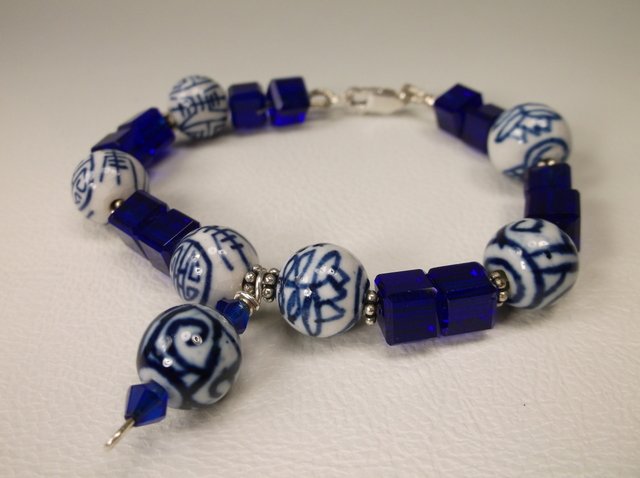 Beautiful Sterling Silver Flow Blue Bracelet: .