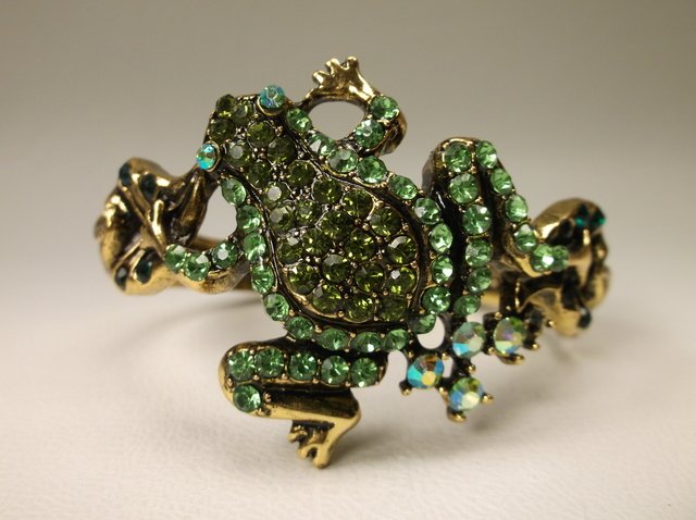 Beautiful Rhinestone Frog Bracelet Large (1 of 2)