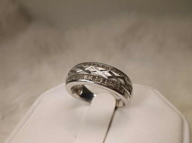 Gorgeous Sterling Silver 36 Gen Diamond Ring 7 (1 of 1)