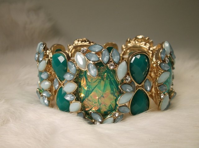 Beautiful Elegant Rhinestone Bracelet (1 of 2)