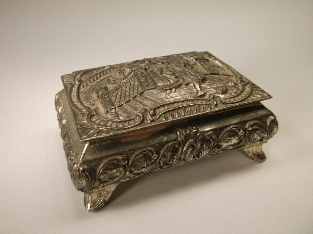 Antique Renaissance Scene Jewel Box: nice condition