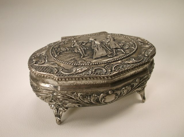 Antique Renaissance Scene Jewel Box: nice condition