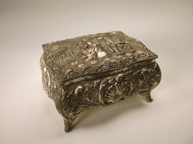 Antique Renaissance Scene Jewel Box: nice condition