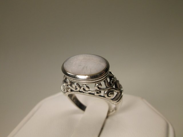 Beautiful Sterling Silver MOP Ring 7 (1 of 1)