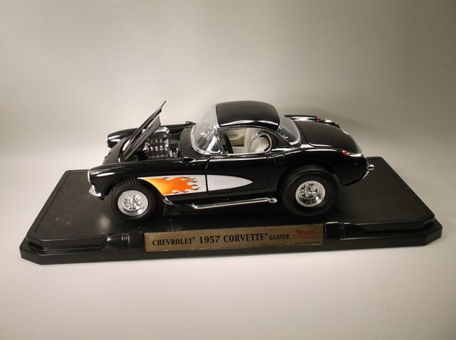 Beautiful Die Cast 1957 Chevy Corvette w/Box: .