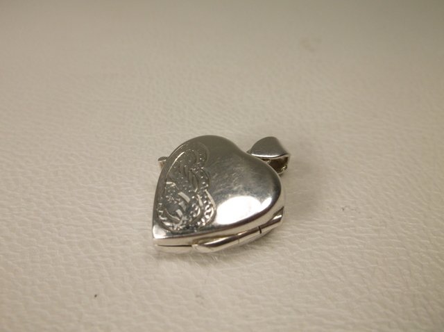 Beautiful Sterling Silver Locket Pendant: .
