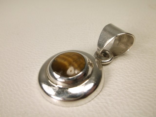 Beautiful Sterling Silver Tigers Eye Pendant: .