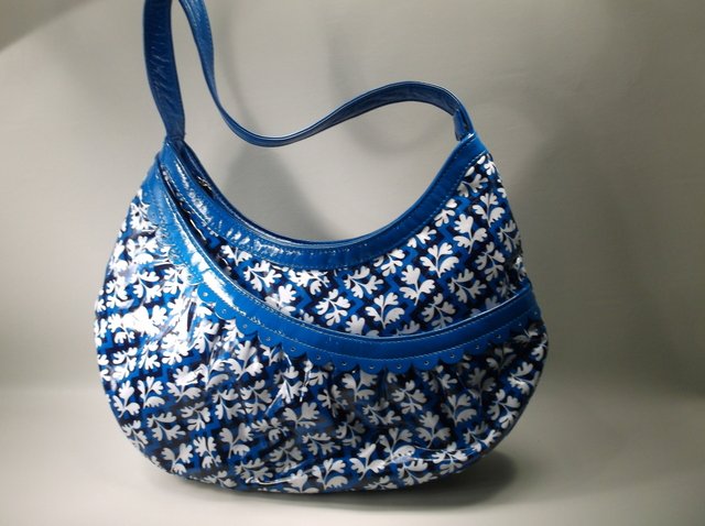 Like New Vera Bradley Hand Purse: .
