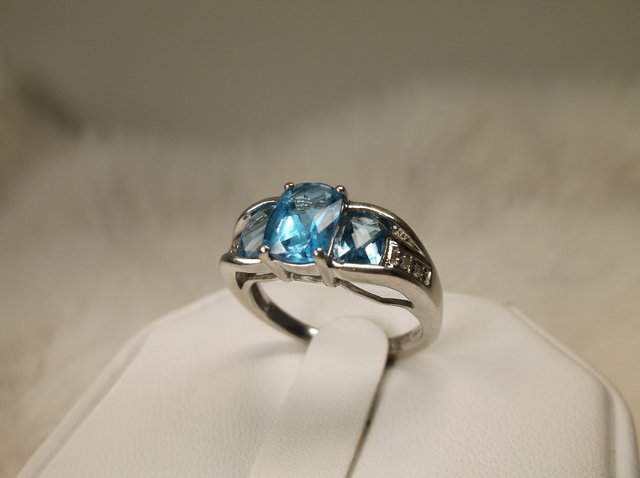 Beautiful 10kt White Gold Topaz Diamond Ring 6.5 (1 of 4)