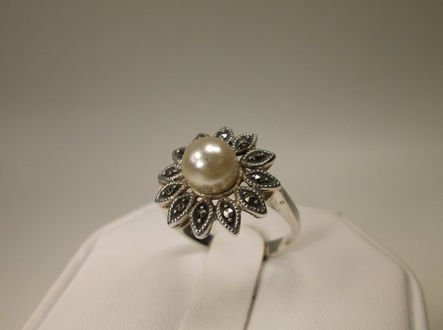 Beautiful Sterling Silver Marcasite Ring 8: .