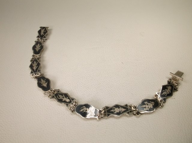 Beautiful Antique Sterling Silver Siam Bracelet: .