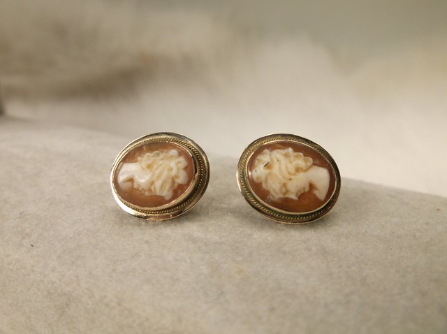 Beautiful Antique 10kt Gold Cameo Earrings Shell: .
