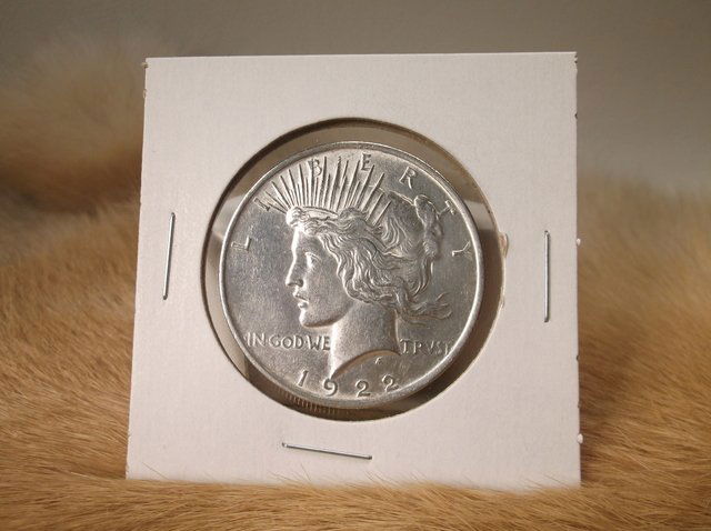 1922 US Silver Peace Dollar (1 of 2)