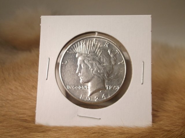 1924 S US Silver Peace Dollar (1 of 2)