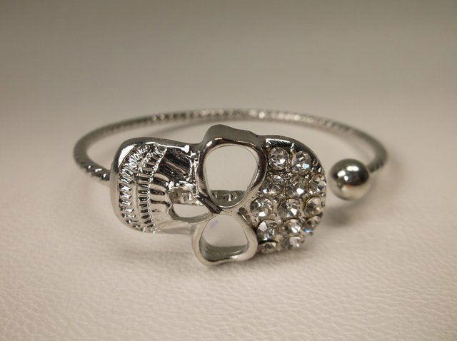 Beautiful Rhinestone Skull Bracelet (1 of 1)