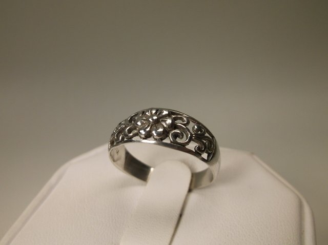 Beautiful Sterling Silver Flower Ring 8.5 (1 of 1)