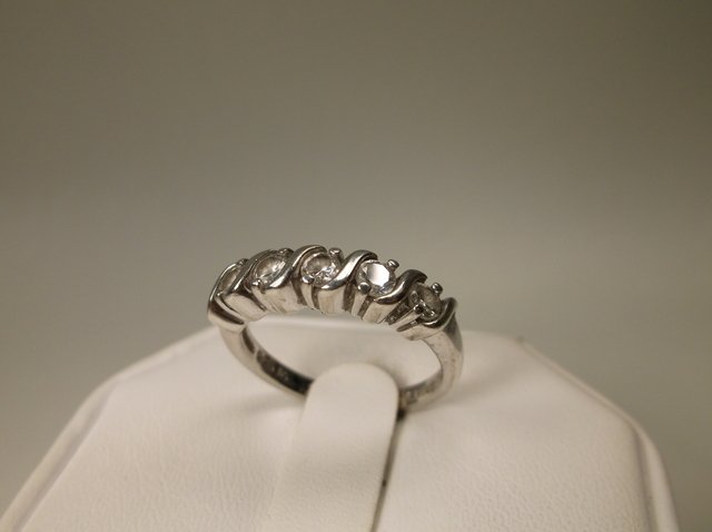 Beautiful Sterling Silver CZ Ring 7 (1 of 1)