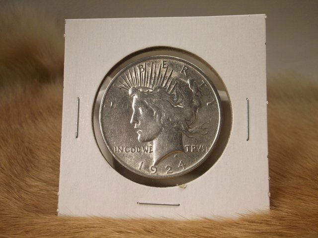 1924 US Silver Peace Dollar (1 of 2)