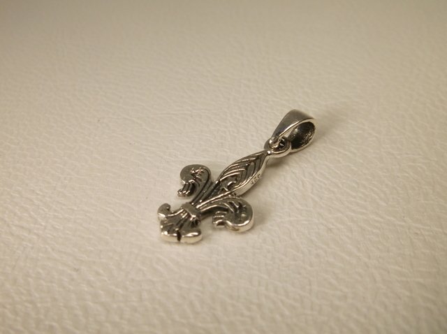Beautiful Sterling Silver Fleur De Lis Pendant (1 of 1)