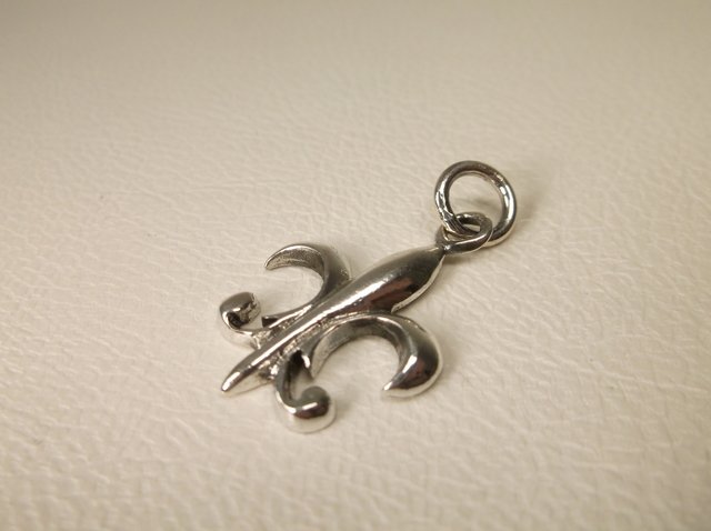 Beautiful Sterling Silver Fleur De Lis Pendant (1 of 1)