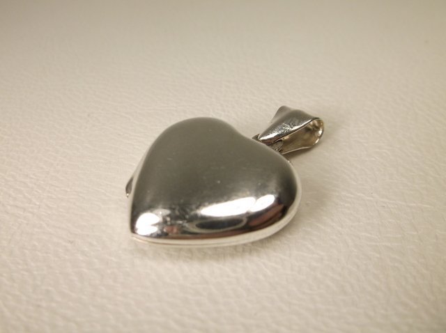 Beautiful Sterling Silver Heart Locket Pendant: .
