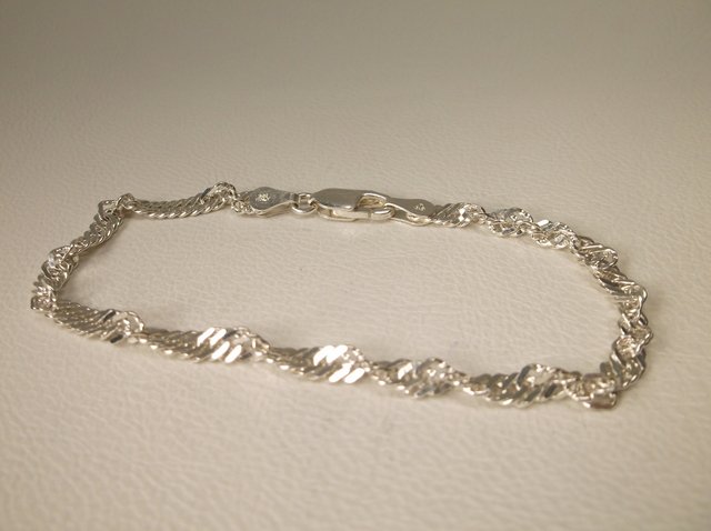 Beautiful Sterling Silver Twisty Chain Bracelet: .