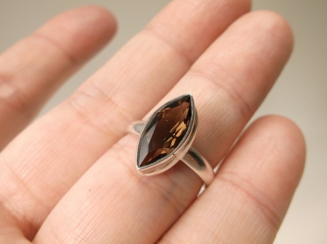 Beautiful Sterling Silver Smokey Quartz Ring 7 NC (1 of 2)