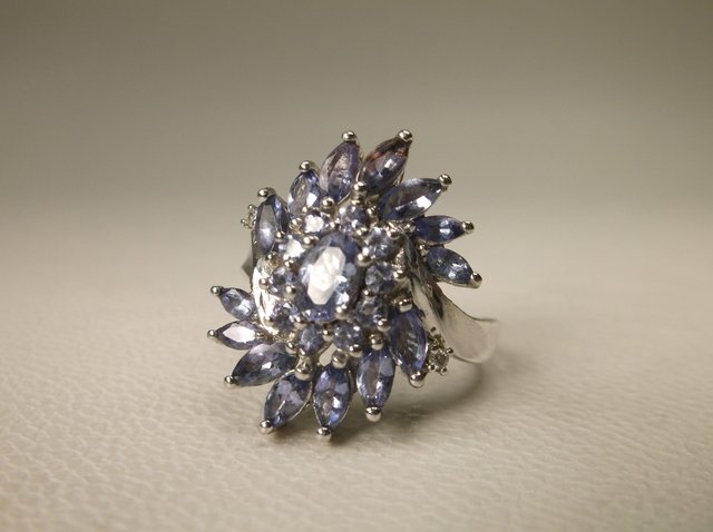 Gorgeous Sterling Silver Tanzanite Ring 8.5 JS (1 of 2)