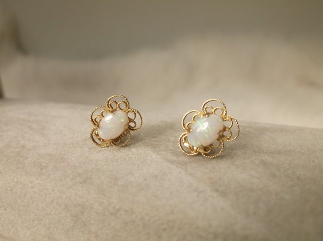 Beautiful 14kt Gold Opal Earrings w backings (1 of 1)