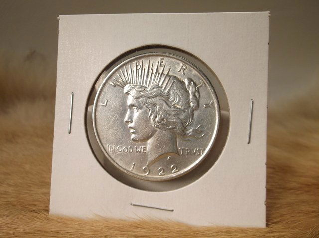 Nice 1922 US Silver Peace Dollar (1 of 2)