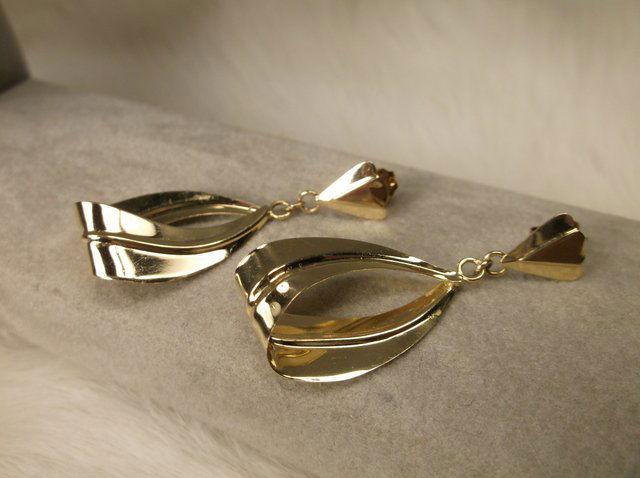 Beautiful 14kt Gold Earrings With Backings (1 of 1)