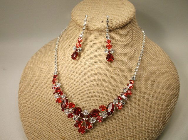 Beautiful Ruby Red Rhinestone Necklace Earrings (1 of 1)
