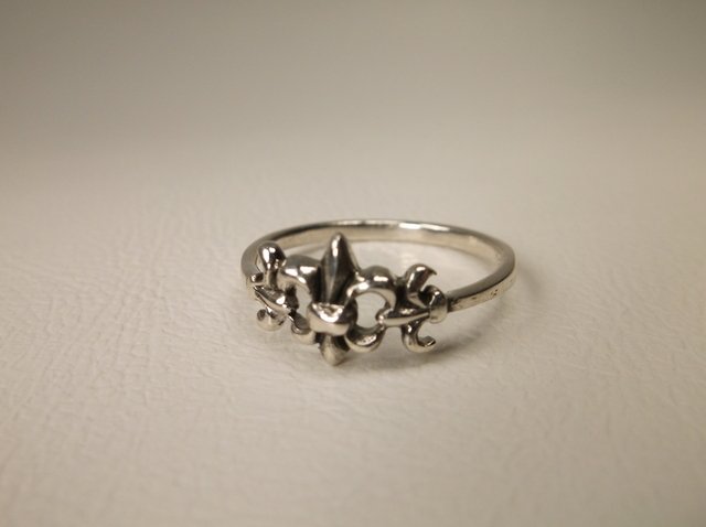 Beautiful Sterling Silver Fleur De Lis Ring 8 (1 of 1)
