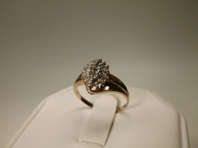 Beautiful 10kt Gold Diamond Ring 7 (1 of 2)