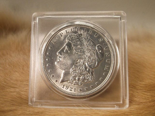 Beautiful 1921 US Silver Morgan Dollar (1 of 2)