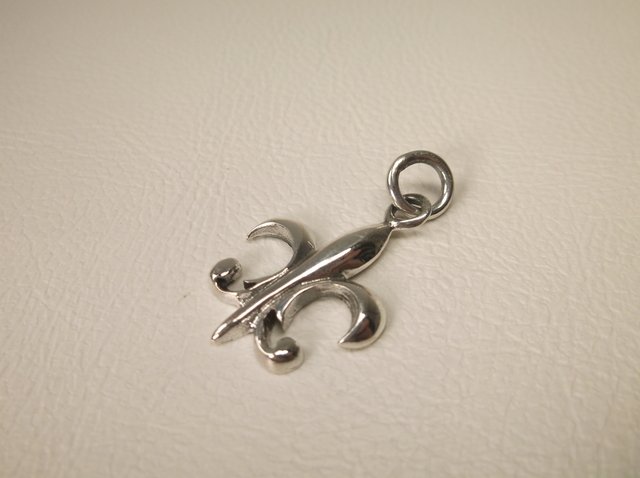 Gorgeous Sterling Fleur De Lis Pendant Charm (1 of 1)