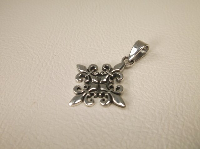 Gorgeous Sterling Silver Fleur De Lis Pendant (1 of 1)