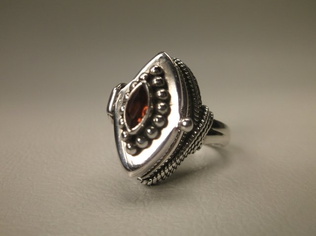 Gorgeous Sterling Silver Garnet Poison Ring 6 (1 of 3)