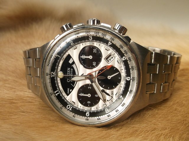 Beautiful Citizen Calibre 2100 Mens Wristwatch: works perfect, runs by eco-drive, gorgeous excellent condition wristwatch, large mens size