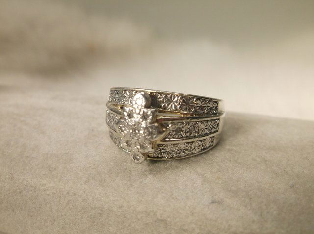 Beaut Sterling Silver 13 Genuine Diamond Ring 7 (1 of 2)