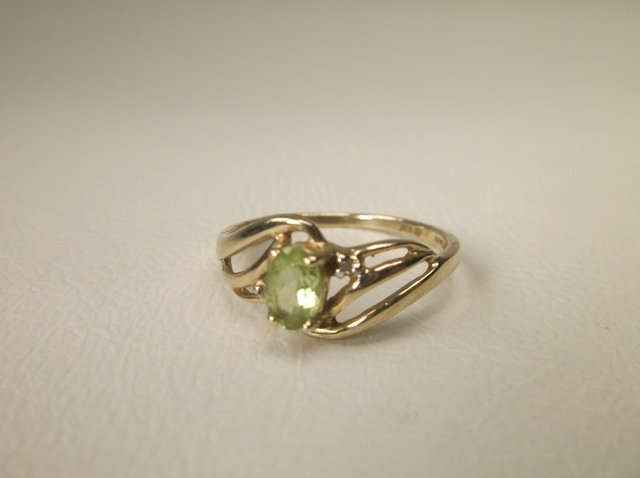 10kt Gold Peridot Diamond Ring 7.5 (1 of 2)
