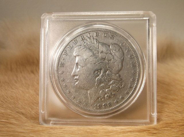 1882 O US Silver Morgan Dollar (1 of 2)