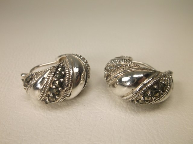 Gorgeous Sterling Marcasite Design Earrings: .