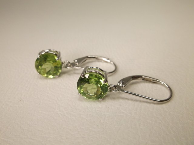 Gorgeous Sterling Silver Peridot Earrings (1 of 1)