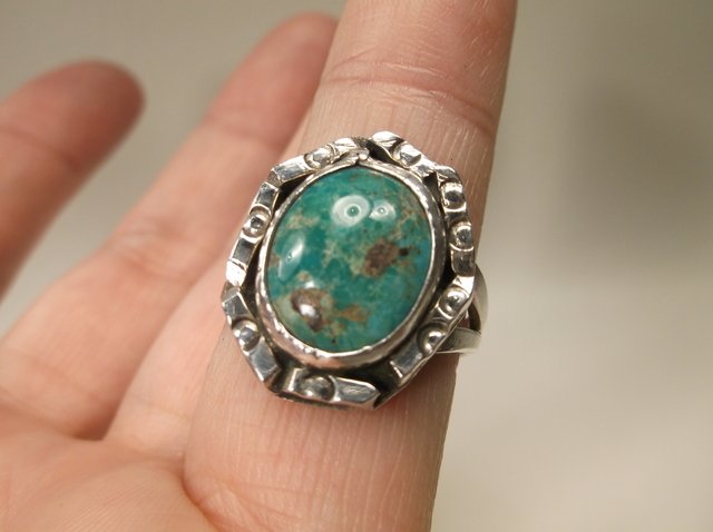 Beautiful Old Pawn Sterling Turquoise Ring 8 (1 of 2)