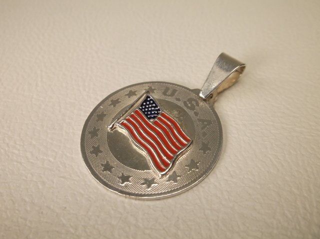 Beautiful Vintage Sterling Silver US Flag Pendant: .
