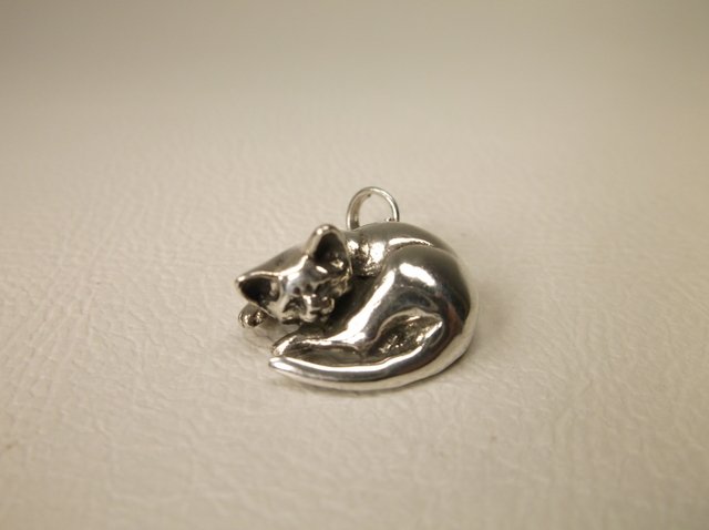 Gorgeous Sterling Silver Sleeping Cat Charm (1 of 1)