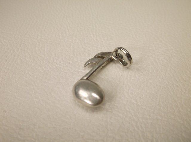 Beautiful Vintage Sterling Silver Music Note Charm (1 of 1)